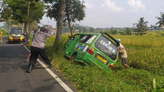 Anggota Polisi & Warga Bantu Evakuasi Mobil Angkot yang Terperosok ke Parit di Kuningan
