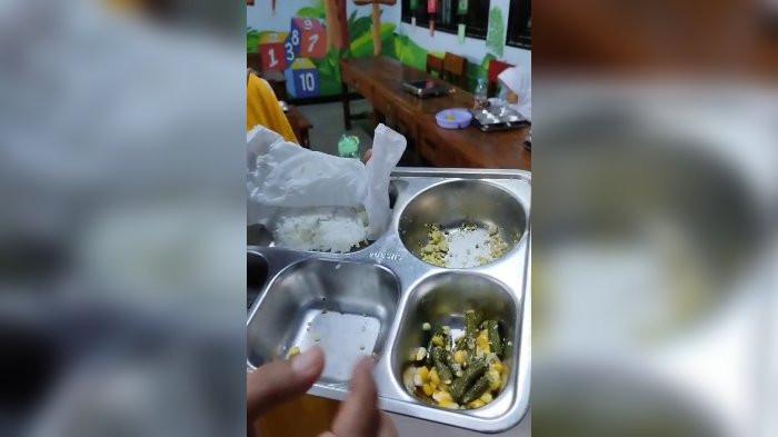 MBG DIDUGA BASI - Sebuah video memperlihatkan seorang wali murid di SDN Argapura, Kelurahan Argasunya, Kecamatan Harjamukti, Kota Cirebon, tengah menegur pihak penyedia makan bergizi (MBG) karena diduga makanan yang diberikan kepada siswa dalam kondisi basi dan ditemukan ulat.
