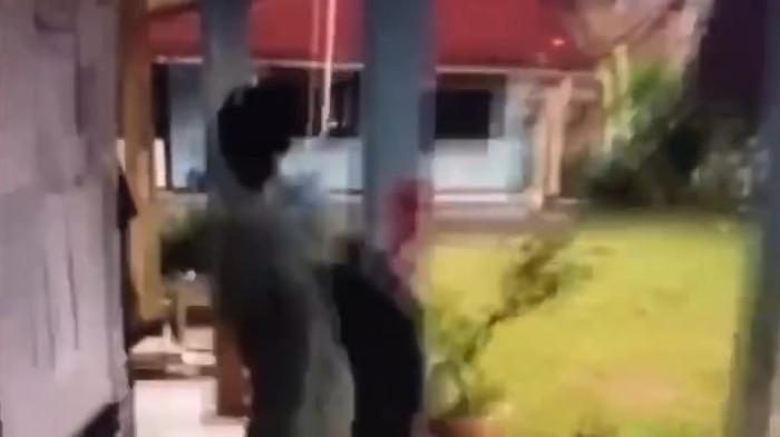 AKSI PERUNDUNGAN -  Viral beredar sebuah video tindakan perundungan di Pangandaran Jawa Barat yang melibatkan dua anak yang masih duduk di bangku SMP. Dalam video berdurasi 42 detik itu, terlihat seorang anak berhadapan dengan satu anak yang postur tubuhnya lebih pendek, Sabtu 9 Agustus 2025