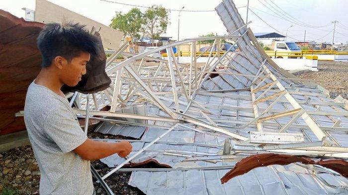 BREAKING NEWS: Atap Sebuah Kios di Pasar Jatibarang Indramayu Disapu Angin Puting Beliung