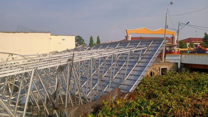 Detik-detik Angin Puting Beliung Terjang Atap Kios di Pasar Jatibarang Indramayu, Ada Suara Petir