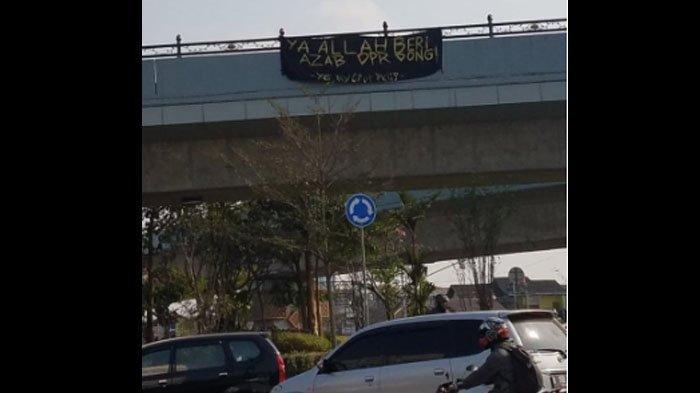 Mahasiswa di berbagai penjuru Indonesia serempak turun ke jalan berdemonstrasi, Selasa (24/9/2019). Di antara mereka tak sedikit membawa poster bernada kocak.