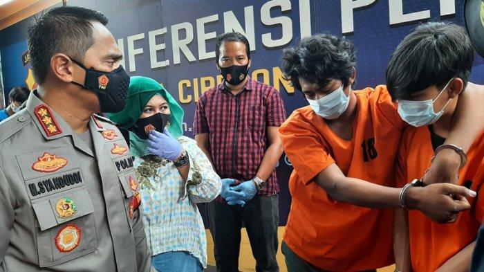 Tangan Diborgol, Kaki Diperban, Sambil Kesakitan, Begal di Cirebon Bilang Ngerampok untuk Beli Miras