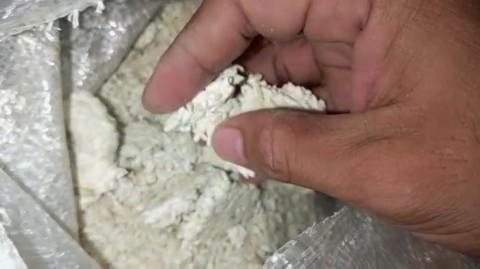 BREAKING NEWS Ditemukan Beras Bansos Tidak Layak Konsumsi di Desa Dadap Indramayu