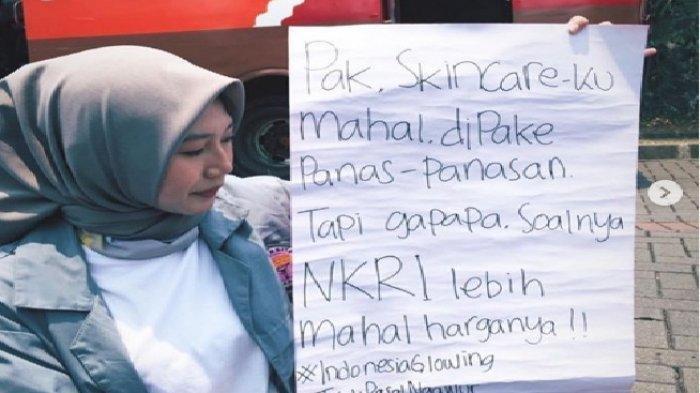 Protes mahasiswa dengan spanduk bikin ngakak