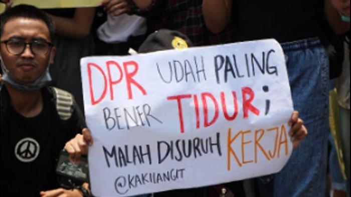 Mahasiswa di berbagai penjuru Indonesia serempak turun ke jalan berdemonstrasi, Selasa (24/9/2019). Di antara mereeka tak sedikit membawa poster bernada kocak.