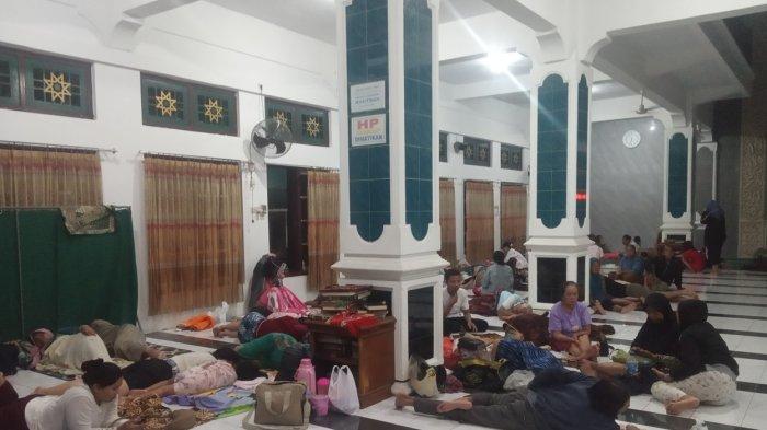 Potret Banjir Setinggi 2 Meter Landa 2 Kecamatan di Majalengka, Puluhan Orang Mengungsi di Masjid
