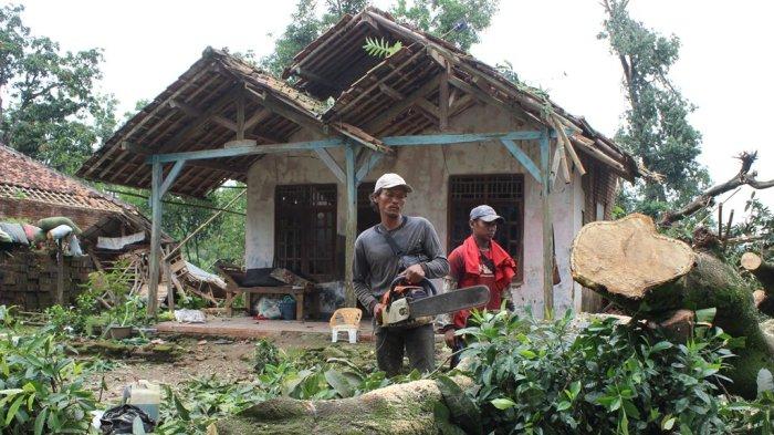 Warga Mekarjaya Indramayu Gotong Royong Pulihkan Pemukiman Usai Diamuk Angin Kencang