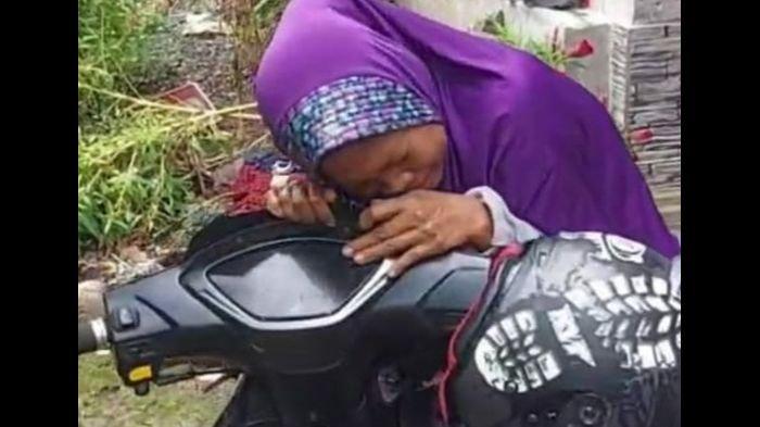 Tangis Emak Isah Pecah saat Didatangi Polisi Tasikmalaya, Motornya yang Hilang Kini Sudah Ada Lagi