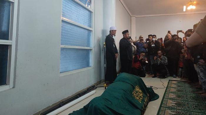 Artis hingga Mantan Gubernur Salatkan Jenazah Koh Steven, Disalatkan di Masjid Al-Imtiyaz