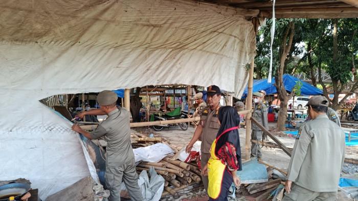 Satpol PP Kota Cirebon Tertibkan Bangunan Liar di Kawasan Bima: Sudah ingatkan, Tetap Membandel