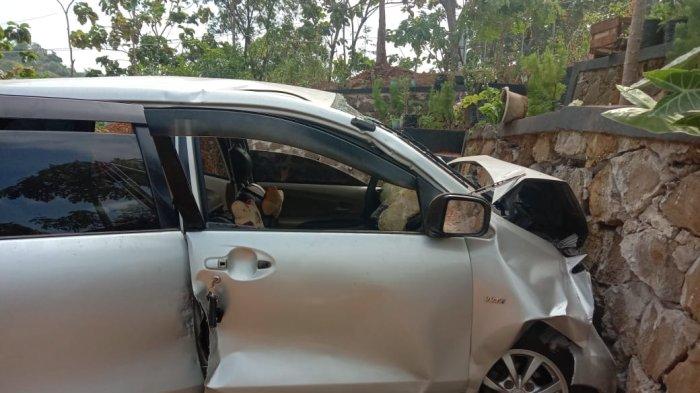 Mobil Avanza Tabrak Pagar di Jalan Sudirman Kuningan, Tiga Orang Luka Ringan