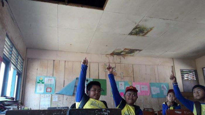 Seminggu Sebelum Langit-langit Kelas Ambruk, Terdengar Suara Berderit, Murid SD Sukamulya Ketakutan