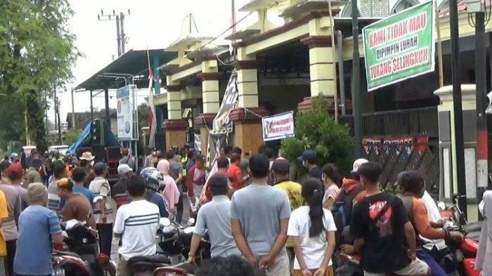 Kades Selingkuh dengan Wanita Lain di Kamar Hotel Rp 80 Ribu, Warga Aryojeding Geruduk Kantor Desa