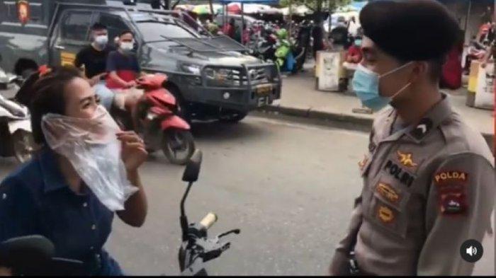 Entah Apa Maksud Wanita Ini, Dia Pakai Kresek Bening Jadi Masker Saat Kendarai Motor, Auto Ditegur