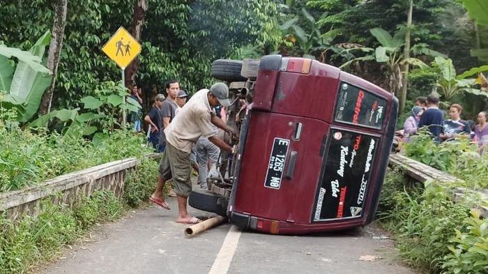 Bus Pariwisata Terpersok dan Minibus Terguling, 2 Kecelakaan saat Akhir Pekan Terjadi di Kuningan