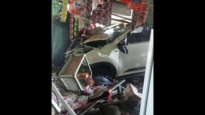 Mobil Toyota Rush Seruduk Warung dan Pom Mini di Jampangkulon Sukabumi, Begini Saksi dan Polisi