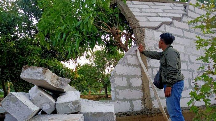 Bangunan Kiosnya Hancur Diterjang Angin Puting Beliung, Pemilik Kios di Indramayu Rugi Rp 80 Juta
