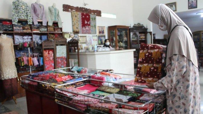 Tak Mau Menyerah Pada Covid-19, Batik Paoman Indramayu Makin Melejit Setelah Dijual Secara Online