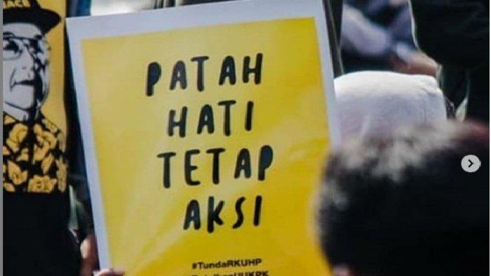 Kumpulan Tulisan Bikin Ngakak Spanduk Demo Mahasiswa