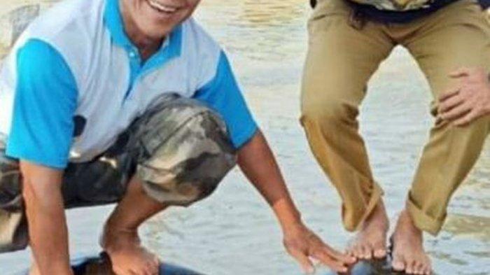 VIRAL - Foto Dua Pejabat di Lampung Naiki Punggung Kura-kura, Keduanya Mohon Ampun Pada Tuhan