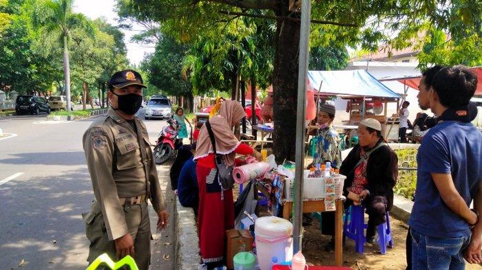 Satpol PP Larang PKL Berjualan di Kompleks Pemkab Cirebon: Banyak yang Jualan Baju di Bahu Jalan