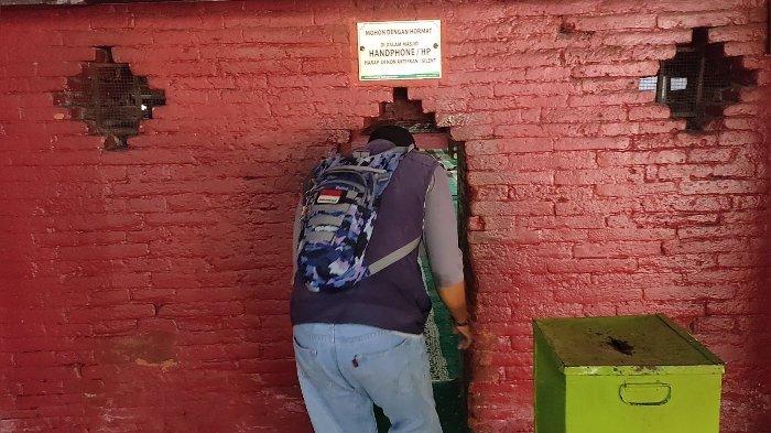 Masjid Agung Sang Cipta Rasa Cirebon, Pesan Spiritual di Balik Sembilan Pintu Berukuran 1,5 Meter