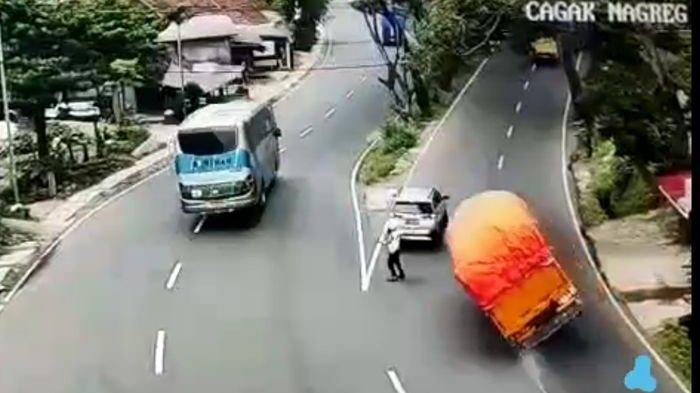 VIRAL Polisi Lalu Lintas di Nagreg Nyaris Tertabrak, Tak Tahu Mobil di Belakangnya Dihantam Truk