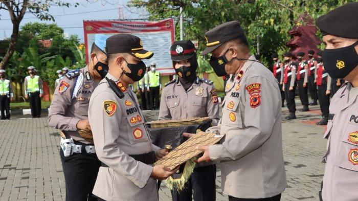 Ipda Ade Suherman Selamatkan Wisatawan Tenggelam Pakai Pelepah Kelapa, Diberi Penghargaan