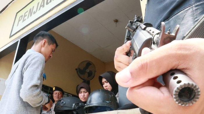 Pascaledakan di Polrestabes Medan, Polres Majalengka & Mapolres Cirebon Perketat Akses Keluar Masuk