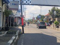 Sejumlah Tiang Listrik di KH Abdul Halim Majalengka Posisinya Membentang di Jalan, Rawan Kecelakaan