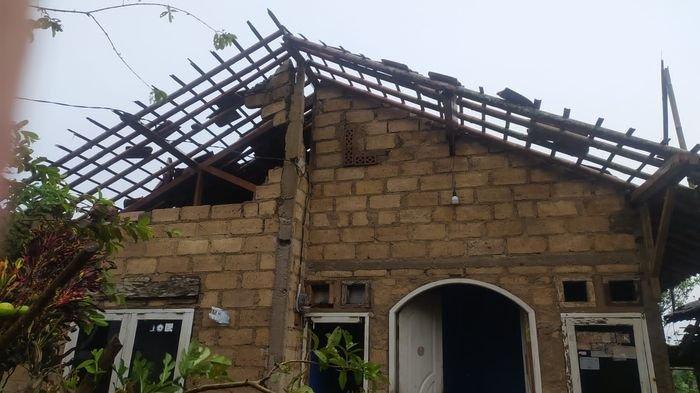 Disapu Angin Puting Beliung, Puluhan Rumah Satu Kampung di Sukabumi Porak Poranda