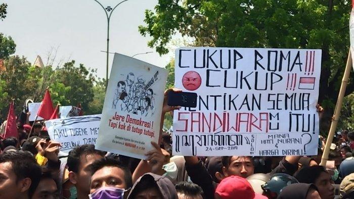 Aksi mahasiswa yang berdemo di Solo, dengan membawa poster serta spanduk persuasif, Selasa (24/9/2019)
