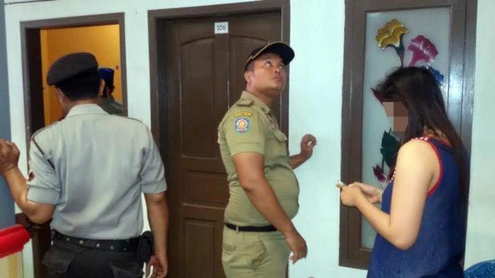 Satpol PP Amankan Sekantong Kondom dan 3 Pasangan Bukan Suami Istri dalam Razia Indekos di Solo