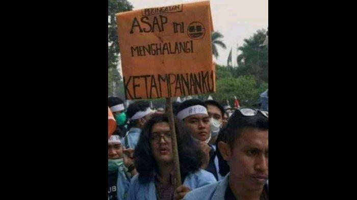 Mahasiswa di berbagai penjuru Indonesia serempak turun ke jalan berdemonstrasi, Selasa (24/9/2019). Di antara mereka tak sedikit membawa poster bernada kocak.