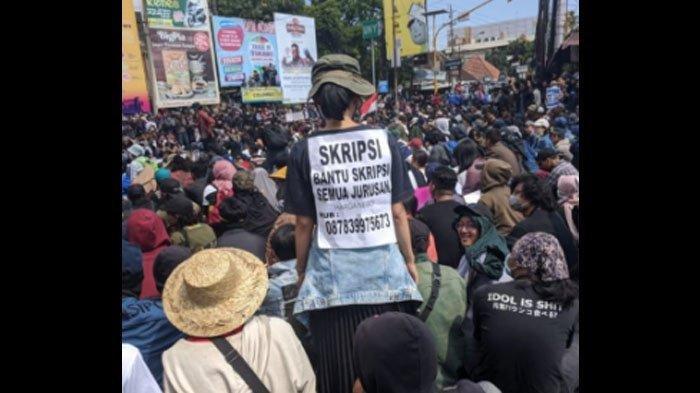 Mahasiswa di berbagai penjuru Indonesia serempak turun ke jalan berdemonstrasi, Selasa (24/9/2019). Di antara mereka tak sedikit membawa poster bernada kocak.