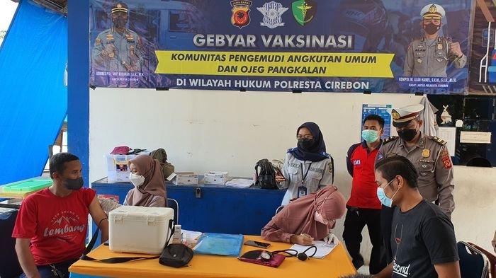 Jelang Musim Mudik, Ratusan Sopir Angkot & Ojek Pangkalan Disuntik Vaksin Booster di Terminal Sumber