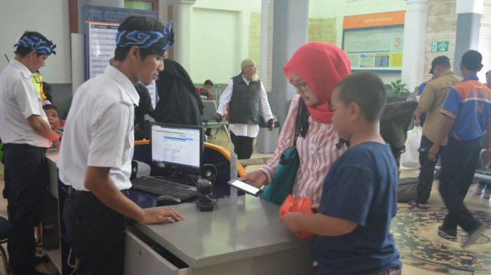 Sepekan Pascalebaran, Jumlah Keberangkatan Penumpang di Stasiun Cirebon Tembus Hingga 10.000 Orang