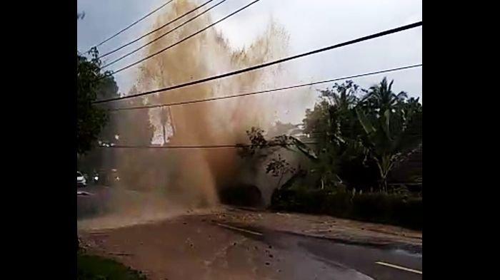 HEBOH Video Air Mancur di Bahu Jalan, Bikin Pengendara Takut Melintas, Ternyata Ini Yang Terjadi