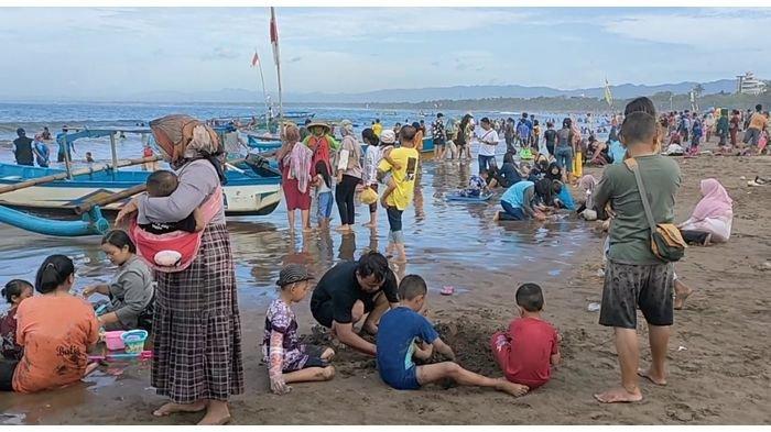 Wisatawan Membludak di Pantai Pangandaran, Saking Penuhnya Banyak Anak Terpisah dari Orangtuanya