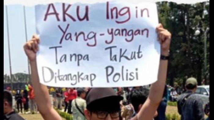 Mahasiswa di berbagai penjuru Indonesia serempak turun ke jalan berdemonstrasi, Selasa (24/9/2019). Di antara mereka tak sedikit membawa poster bernada kocak.