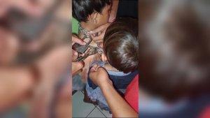 2-Anak-SD-Dirantai-Ayahnya.jpg