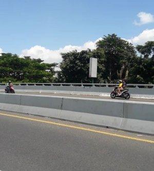2-wanita-pengendara-motor-lawan-arus.jpg