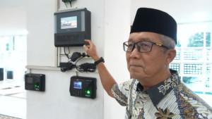 ALAT-PERINGATAN-DINI-GEMPA-Sekda-Kota-Cirebon-Agus-Mulyadi-menunjukkanS.jpg