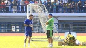 Ada-Apa-dengan-Marc-Klok-Tiba-tiba-Menepi-saat-Latihan-Bicara-Empat-Mata-dengan-Bojan-Hodak.jpg