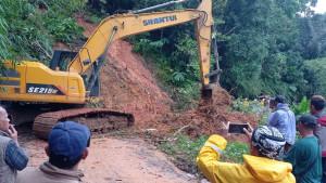 Alat-berat-saat-digunakan-mengeruk-material-longsor-yang-menutup-akses-jalan-Tamanjayas.jpg
