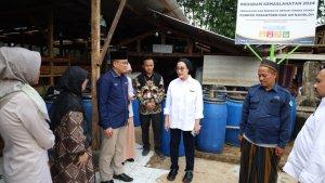 Anggota-DPR-RI-Selly-A-Gantina-menyalurkan-bantuansc.jpg
