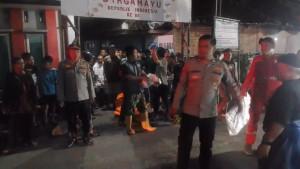 Anggota-Polsek-Mangkubumi-bersama-tim-Inafis-SatreskrimS.jpg