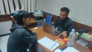 Anggota-Satreskrim-Polres-Tasikmalaya-Kota-ketika-memeriksa-terduga-pelaku-penusukanS.jpg