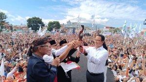 Anies-diberi-kujang-warga-garut-1.jpg